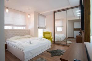 Łóżko lub łóżka w pokoju w obiekcie Apartamenty Comfort & Spa Stara Polana VIPAPARTAMENTY