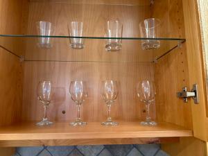 Air Conditioned 2 Bedroom upper floor suite with Garden view的酒水