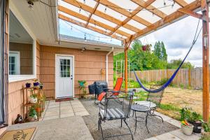 Guest Suite in Portland Area with Shared Patio外面的花园