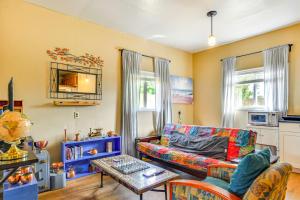 比弗顿Guest Suite in Portland Area with Shared Patio的带沙发和桌子的客厅