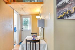 比弗顿Guest Suite in Portland Area with Shared Patio的房间里有一张桌子和几把椅子的餐厅 更多16张照片
