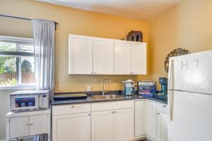 Guest Suite in Portland Area with Shared Patio的厨房或小厨房