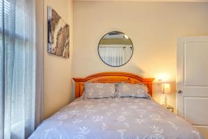 Guest Suite in Portland Area with Shared Patio客房内的一张或多张床位