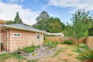 Guest Suite in Portland Area with Shared Patio外面的花园