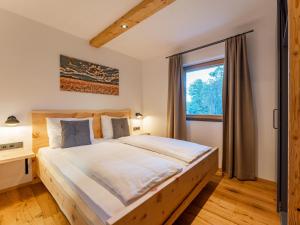 Łóżko lub łóżka w pokoju w obiekcie AlmApARTment Mauterndorf Pichl 7-3