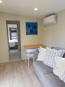 Postel nebo postele na pokoji v ubytování BRAND NEW Perfect tiny home in Mangawhai