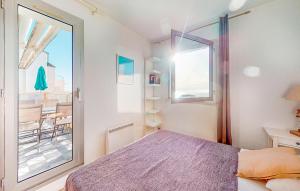 ein Schlafzimmer mit Bett und Blick auf einen Balkon in der Unterkunft 2 Bedroom Amazing Apartment In Royan in Royan + 22 Fotos