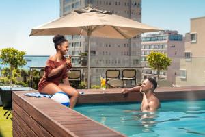 ケープタウンにあるProtea Hotel by Marriott Cape Town Sea Pointの女子