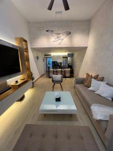 Μια τηλεόραση ή/και κέντρο ψυχαγωγίας στο Aqua Loft 120