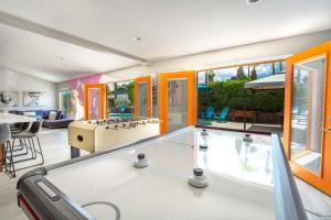 een kamer met een pooltafel en een spellenkamer bij Casa Marilyn in Palm Springs