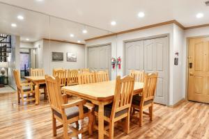 ein Esszimmer mit einem Holztisch und Stühlen in der Unterkunft Adventure Hub-Ski Resorts, Backcountry & Park City 3203 condo in Midway