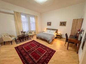 sypialnia z łóżkiem, stołem i dywanem w obiekcie Apartments Seyda - 1min from Baščaršija w Sarajewie