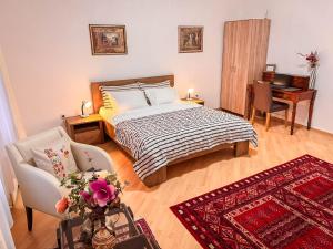 Un dormitorio con una cama, una silla y un escritorio. en Apartments Seyda, en Sarajevo