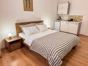 małą sypialnię z łóżkiem z paskiem w obiekcie Apartments Seyda - 1min from Baščaršija w Sarajewie