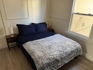 Postel nebo postele na pokoji v ubytování Midtown Hideaway 1 BR Nest
