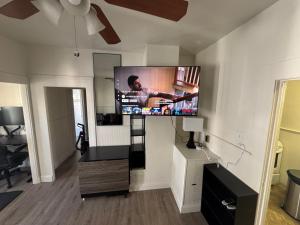 TV a/nebo společenská místnost v ubytování Midtown Hideaway 1 BR Nest