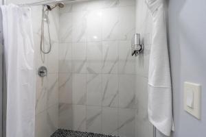 Bilik mandi di Cozy Apartment in Naples