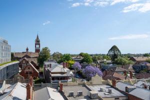 Modern 2B Apt with Views Near Swinburne University في ملبورن: اطلالة جوية على مدينة بها برج ساعة +14 صورة