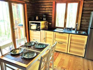 Magnifique chalets en rondins avec ou sans spa et Tipis en plaine Nature Environnement ressourçant au calme vue imprenable Lascaux SPA non disponible juillet et aout的厨房或小厨房