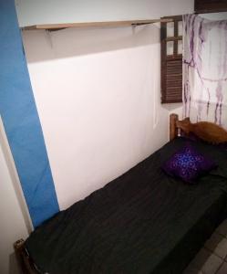 Un dormitorio pequeño con una cama en una habitación. en Cantinho Esotérico Santo Antônio Salvador, en Salvador