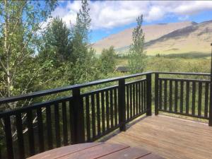 阿克拉内斯Cozy cabin in the woods, only 45 min from the city的山景木制阳台