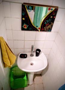 Un baño con un lavabo blanco en una habitación. en Cantinho Esotérico Santo Antônio Salvador, en Salvador 8 fotos más