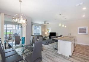 TV/Unterhaltungsangebot in der Unterkunft Stunning Townhouses 5 Minutes away Disney!