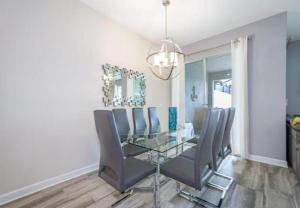 Ein Sitzbereich in der Unterkunft Stunning Townhouses 5 Minutes away Disney!