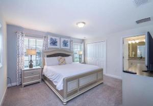 Ein Bett oder Betten in einem Zimmer der Unterkunft Stunning Townhouses 5 Minutes away Disney!