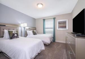 Ein Bett oder Betten in einem Zimmer der Unterkunft Stunning Townhouses 5 Minutes away Disney!