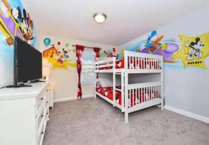 Ein Bett oder Betten in einem Zimmer der Unterkunft Stunning Townhouses 5 Minutes away Disney!