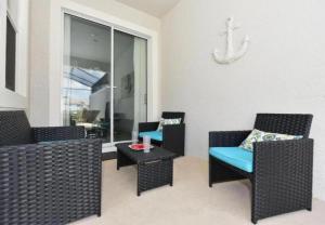 Ein Sitzbereich in der Unterkunft Stunning Townhouses 5 Minutes away Disney!