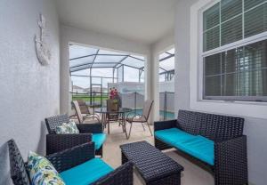 Ein Sitzbereich in der Unterkunft Stunning Townhouses 5 Minutes away Disney!