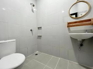 Koupelna v ubytování Rattanhaus Premiere + 18 fotografií