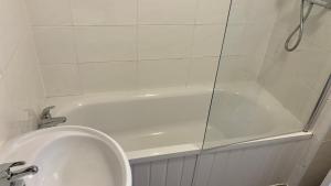 ein Badezimmer mit Dusche, Waschbecken und Badewanne in der Unterkunft 2-Bed House by Knighthead Park w- FREE Parking & FREE MATCHDAY DROP-OFF in Birmingham