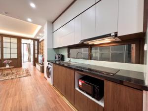 Cucina o angolo cottura di NINE HOUSING 49 Linh Lang