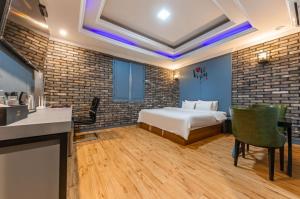 Pyeongtaek Gallery Hotel客房内的一张或多张床位