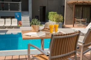 Bazén v ubytování Mary's Residence Suites nebo v jeho okolí
