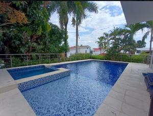 Бассейн в ESPECTACULAR CASA QUINTA EN MELGAR con PISCINA PRIVADA или поблизости