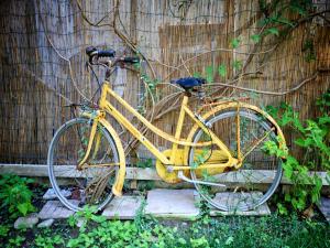 ロクリにあるKalinikta B&Bの柵前に黄色い自転車