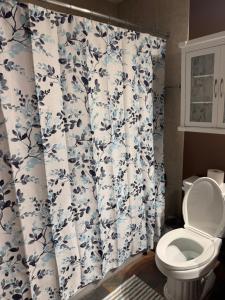 Un baño con inodoro y cortina de ducha en Peace Stay, en Edmonton 4 fotos más