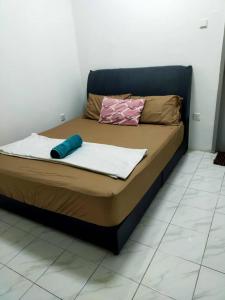 Ένα ή περισσότερα κρεβάτια σε δωμάτιο στο Homestay muslim adawiyah Nilai