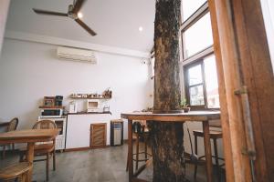 チェンライにあるSleepy House Chiang Raiの部屋の中に木が植えられたキッチン