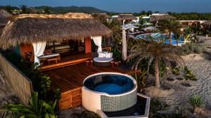 ein Resort mit Swimmingpool und Whirlpool in der Unterkunft Lu Vee Oasis in Puerto Escondido
