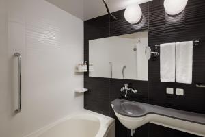 حمام في Four Points Flex by Sheraton Yokohama West
