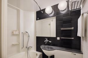 حمام في Four Points Flex by Sheraton Yokohama West