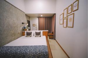 チェンライにあるSleepy House Chiang Raiのベッドルーム1室(大きな白いベッド1台、枕2つ付)