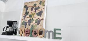 uma placa em uma prateleira com uma taça de vinho em Volcano View Cottage em Volcán