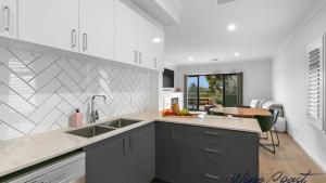 una cucina con un lavello e un piano di lavoro di Sunrise To Sunset Getaway By Wine Coast Holidays a Port Noarlunga