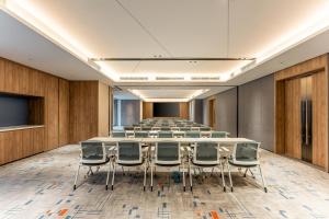 Shenzhen深圳光明智选假日酒店 的有一张长桌和椅子的会议室